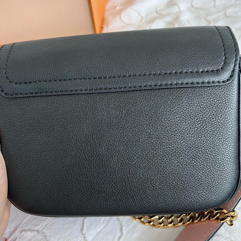 LOUIS VUITTON
Grained Calfskin Lockme Tender Black - Picture 6 of 10
